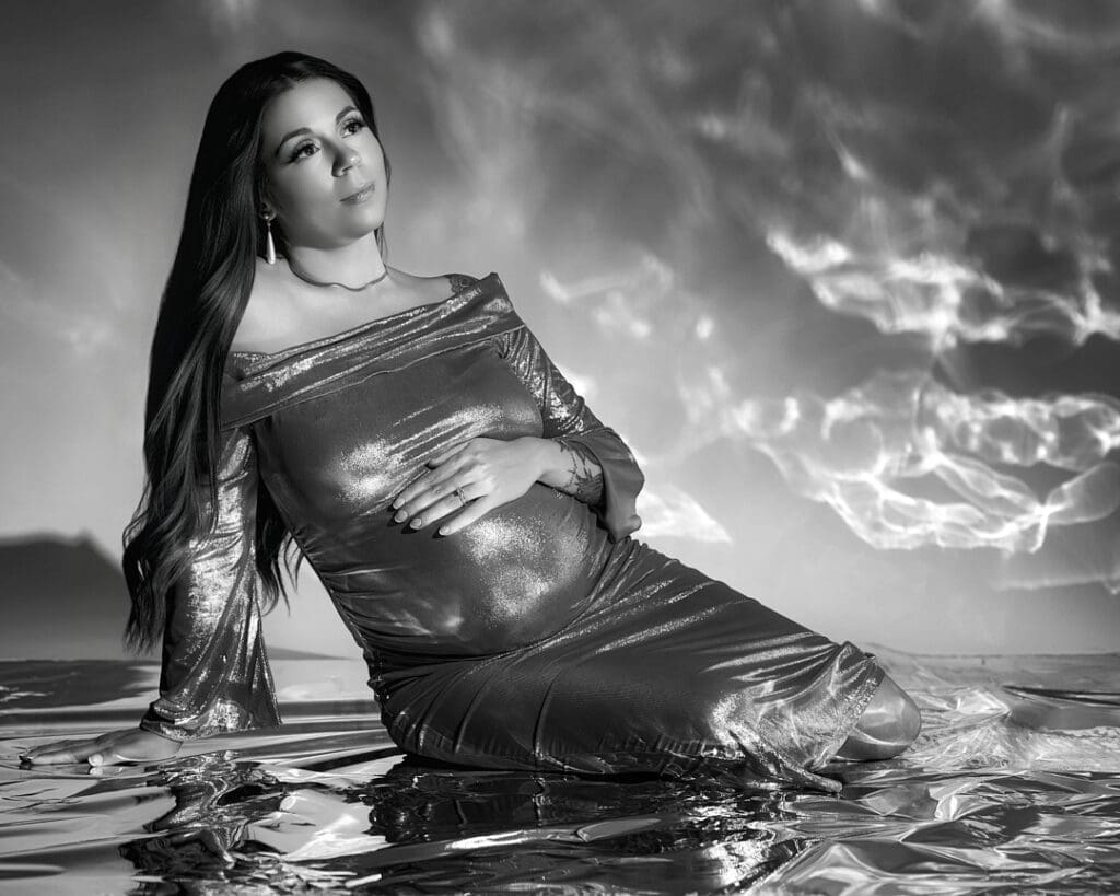 Pregnant mother posing with her belly during Scottsdale maternity photography session